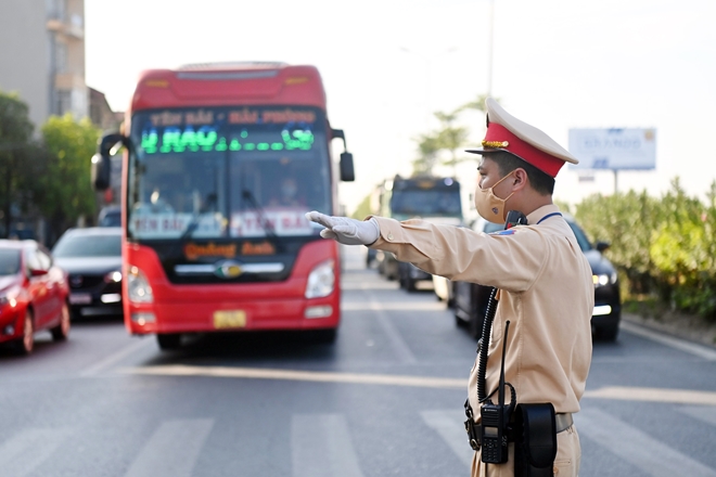 Người dân cần chuẩn bị những giấy tờ gì khi qua chốt kiểm soát dịch COVID-19 để vào Hà Nội